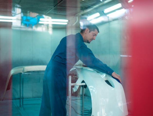 caucasian-man-is-cleaning-car-parts-before-sprayin-2024-12-22-23-18-08-utc